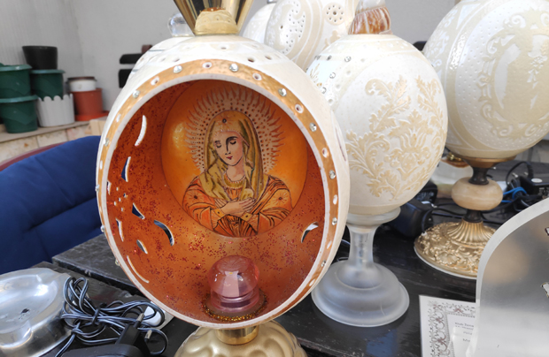 У његовим рукама љуска постаје уметничко дело: Пензионер из Зрењанина ствара на необичном материјалу